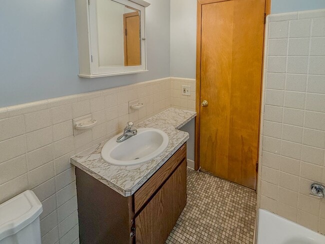 Building Photo - Fall in Love with Your Next Home! 1-Bedroo...