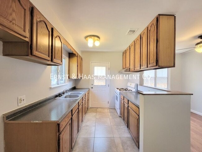 Building Photo - 3527 Pine Ave