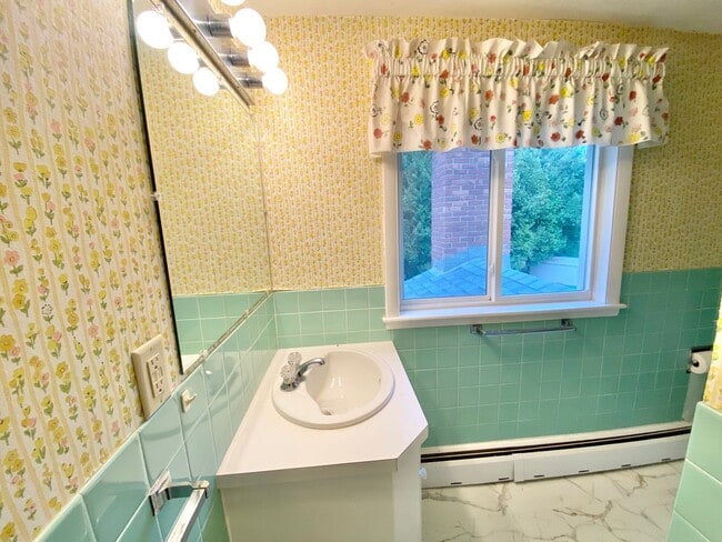 Building Photo - 4 Bedroom Home in Burlington VT Available 1/1/26!