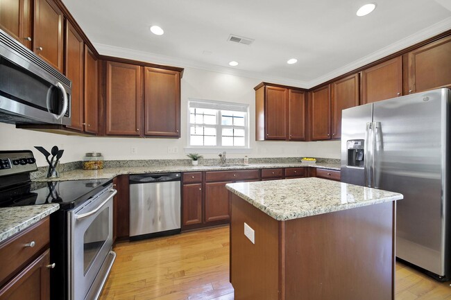 Building Photo - Lovely Two Bed Two Bath Townhome in Ballan...