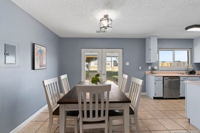 Building Photo - Well-Maintained 3-Bedroom Home – Ideal for Students & Professionals!