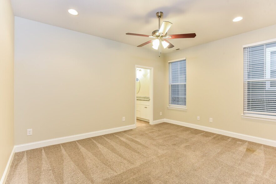 Building Photo - 1968 Brookshine Port