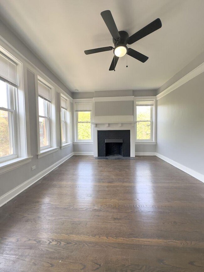 Primary Photo - 3 bedroom in Chicago IL 60660