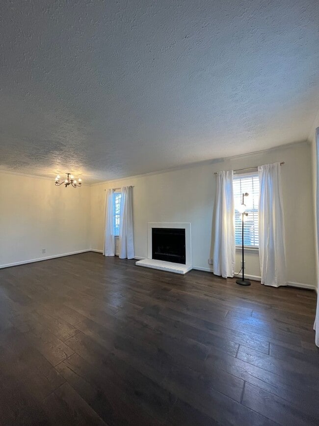 Building Photo - Recently Renovated Hendersonville Condo