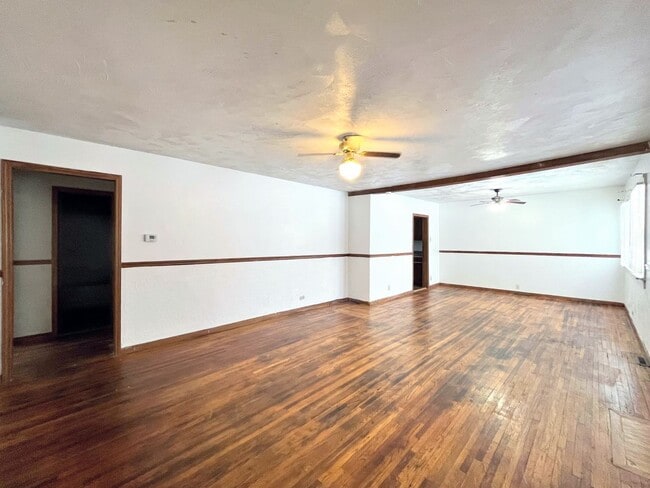 Building Photo - Bungalow Style 3 bed 2 bath home