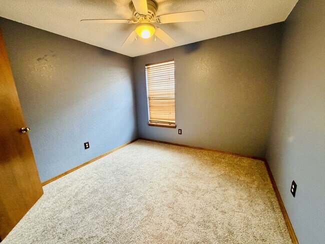 Building Photo - 2138 Lonnie Ln