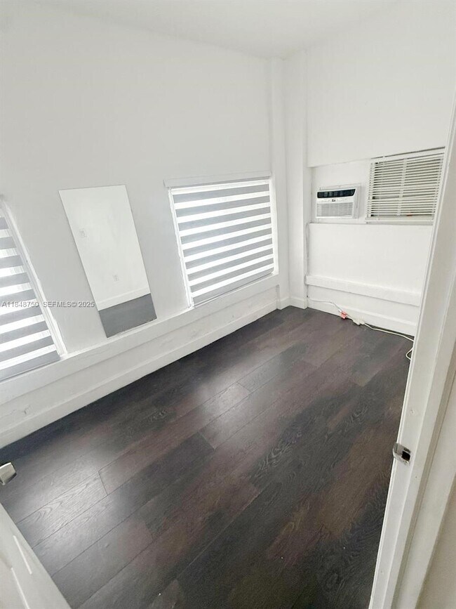 Building Photo - 337 SW 10th Ave