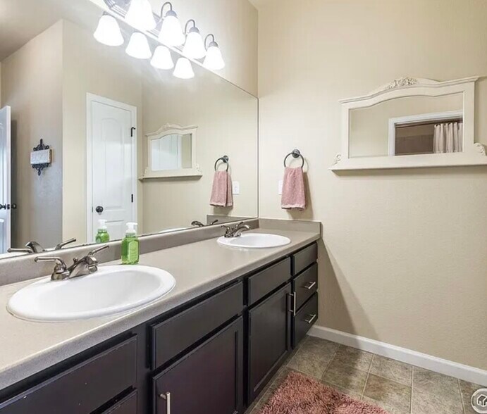 Building Photo - 4925 Hahns Peak Dr