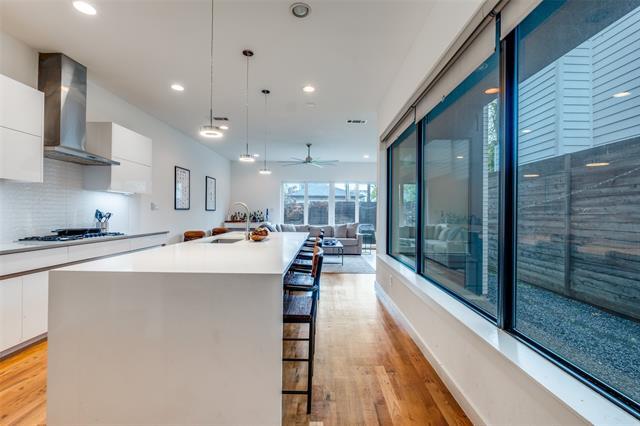 Building Photo - 5427 Melrose Ave