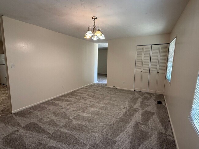 Building Photo - 3 Bedroom 2 Bathroom
