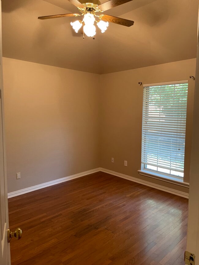 Building Photo - 3014 S Manor Ct