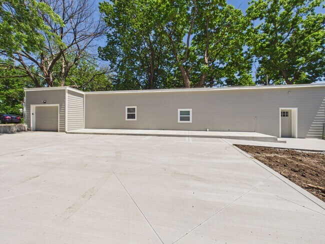 Building Photo - 633 S Fuller Ave