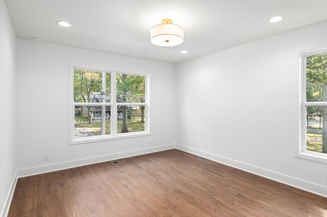 Building Photo - Main St Townhomes