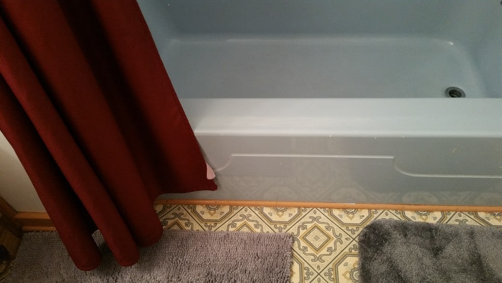 Bathroom tub - 2116 Thaler Ave