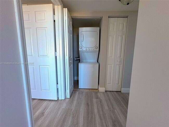 Building Photo - 3000 Coral Wy