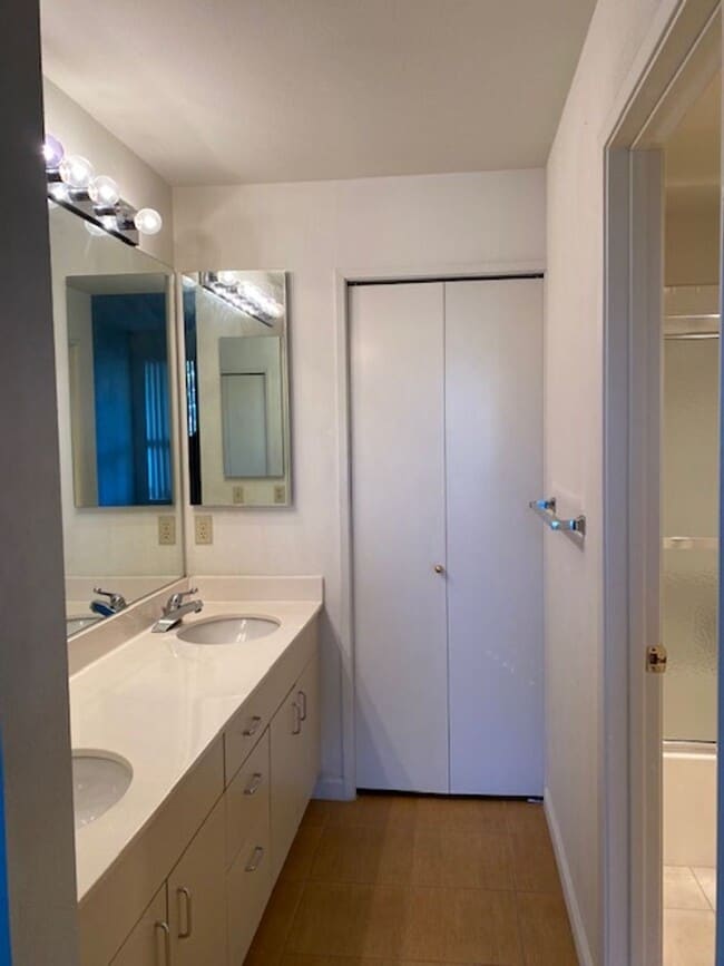 Building Photo - 15 Invincible Ct