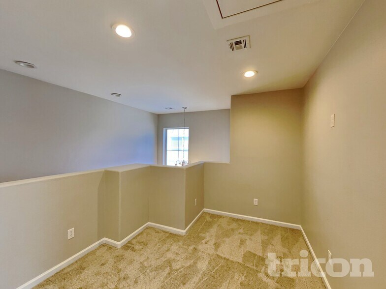 Building Photo - 4598 Hearts Desire Ave