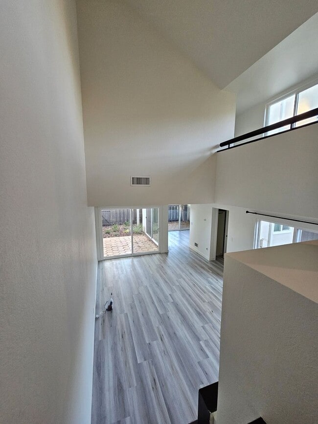 Building Photo - Gorgeous PRIVATE GATED COMMUNITY 3 Bed/2.5 Bath Townhome in Terrace Hills - San Jose