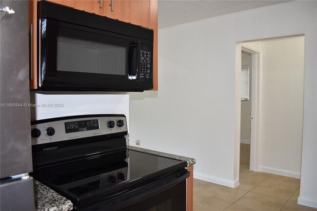 Building Photo - 932 Moffett St