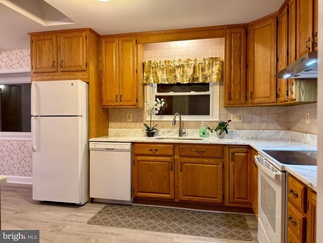 Building Photo - 905 W Poplar Rd