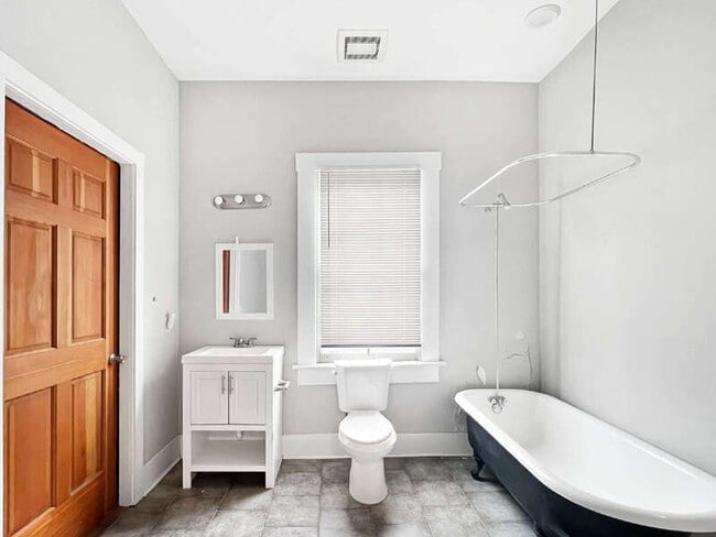 Building Photo - 1012 E Park Ave