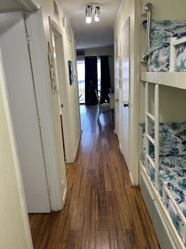 Building Photo - 6102 Seawall Blvd