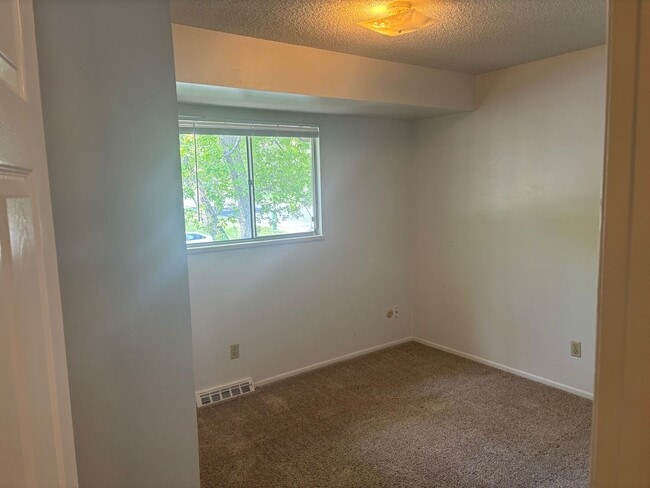 Building Photo - Updated 3bd/2.5ba Townhome in Lakewood