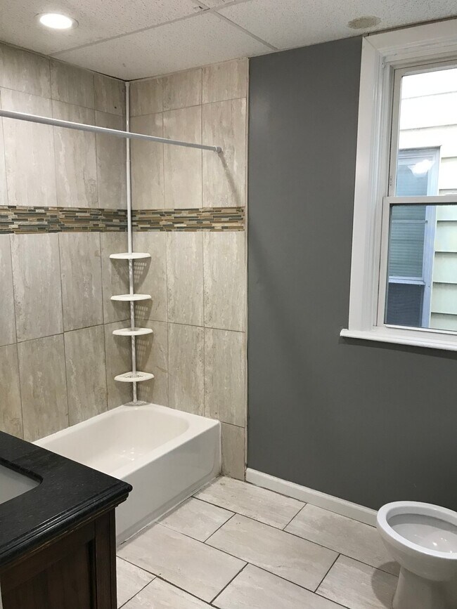 Building Photo - 4 bedroom, 1 bath