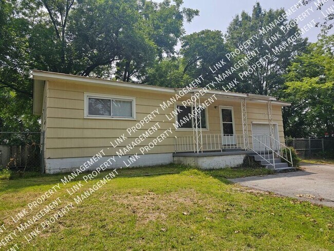 Primary Photo - Don't Miss this Charming 2 bedroom with Ga...