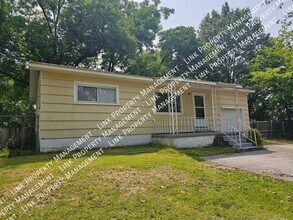 Building Photo - Don't Miss this Charming 2 bedroom with Ga...