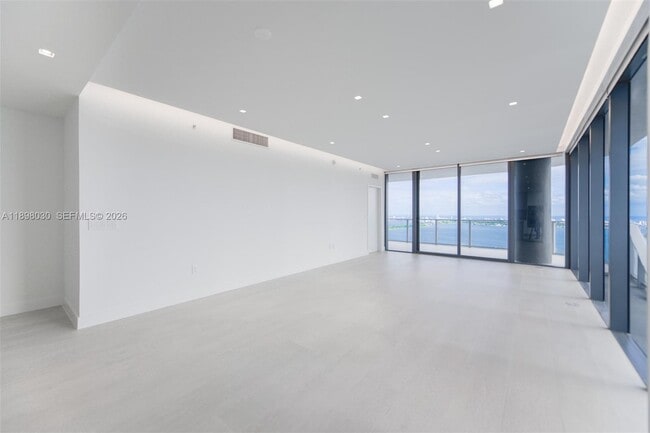 Building Photo - 700 NE 24th St