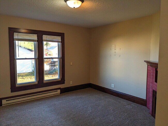 Building Photo - "Charming 2-Bedroom on West Madison Street with Spacious 1064 Sq Ft Layout!"