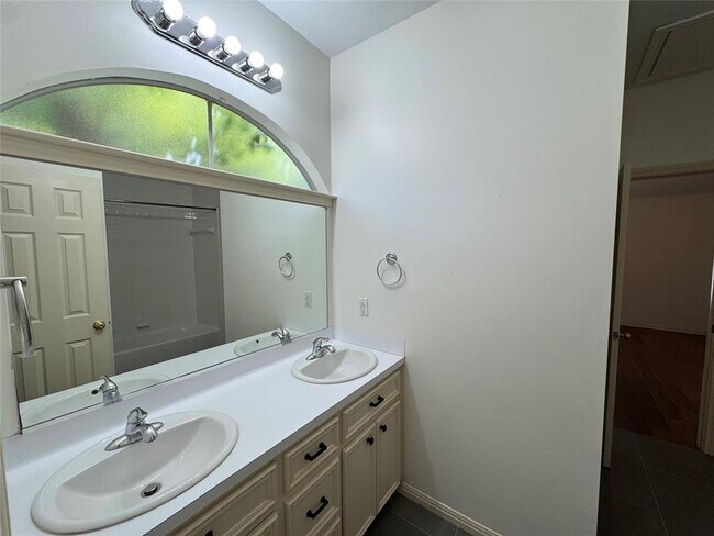 Building Photo - 1811 W 39th St