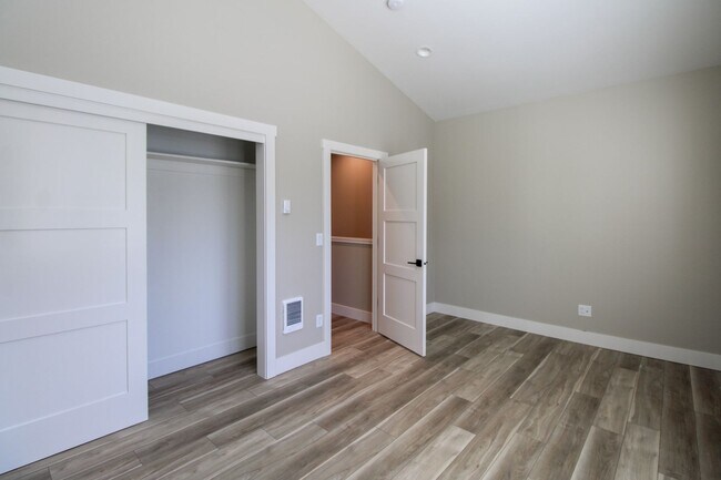 Building Photo - COMMERCIAL1725