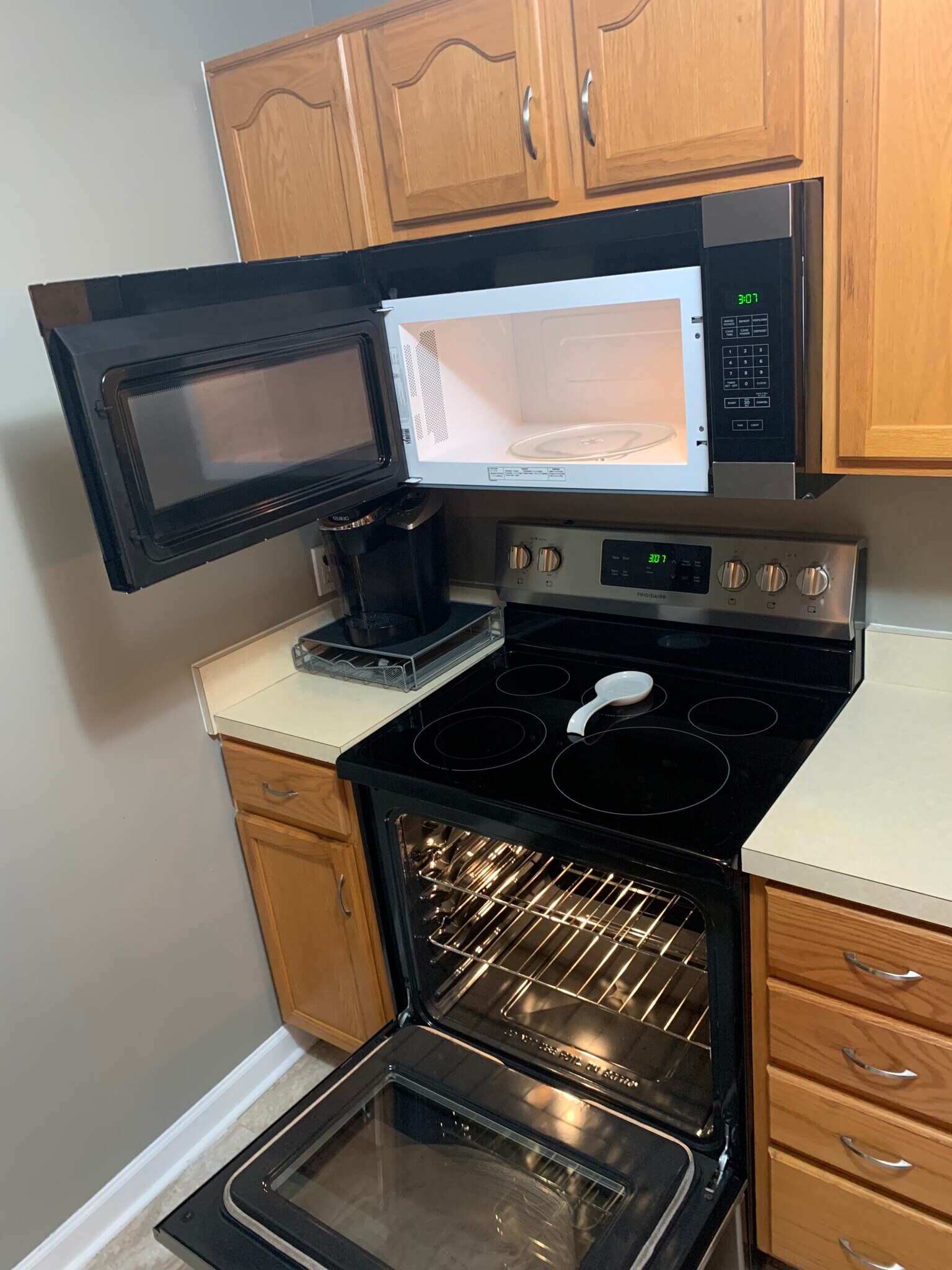 Oven + Microwave - 2542 Sonar St