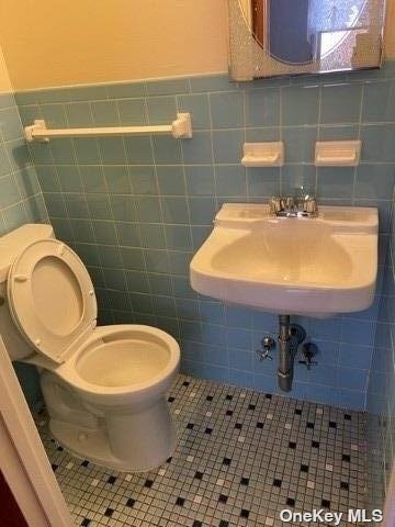 Building Photo - 61-23 Tonsor St