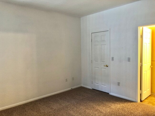 Building Photo - Spacious 2Bed/2Bath 2nd Floor Condo located in The Reagent at Town Center !