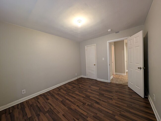 Building Photo - One Bedroom, One bath duplex apartment located in Greenwood Park!