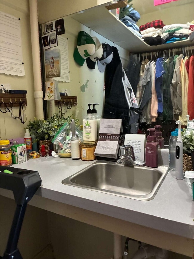 Building Photo - 4 Bedroom, 2 Full Bathroom Home With Central Air & Large Yard