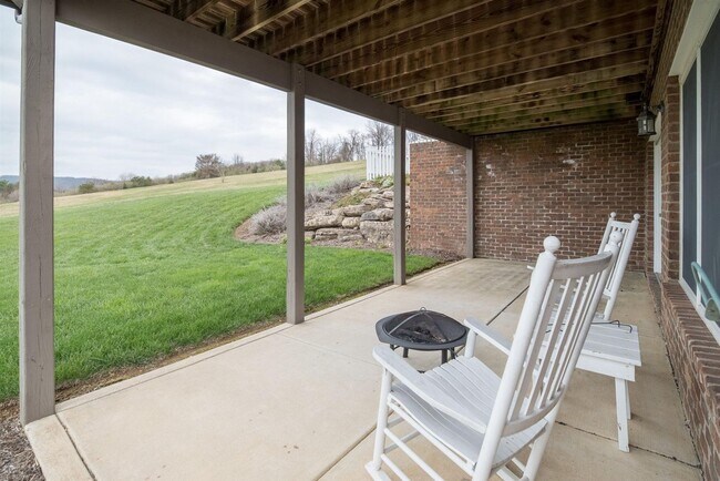Building Photo - Charming Wyatt Farms Home with Stunning Vi...