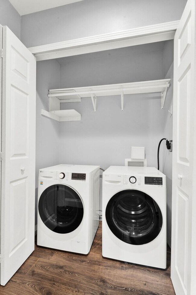 Building Photo - Welcome Home, Newly Remodeled Condo