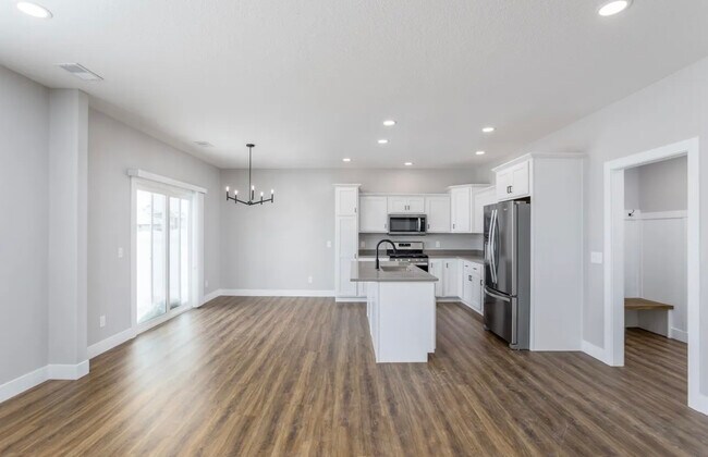 Building Photo - 401 E Donahue St