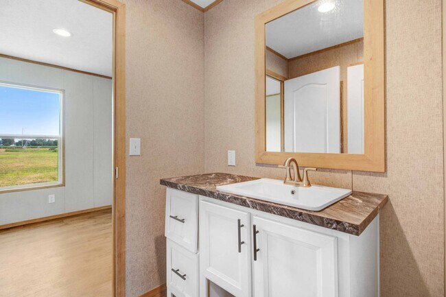 Building Photo - SPACIOUS 4 BR | 3 BA HOME W/ PLENTY OF PRI...