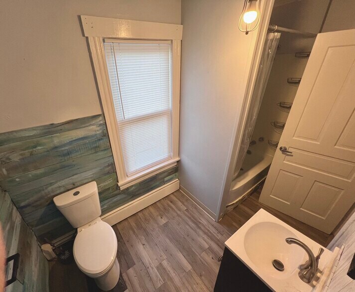 2nd Floor Full Bathroom w/ Tub & Shower - 1221 Church St