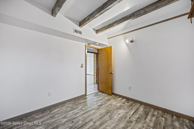 Building Photo - 485 N Shore Dr