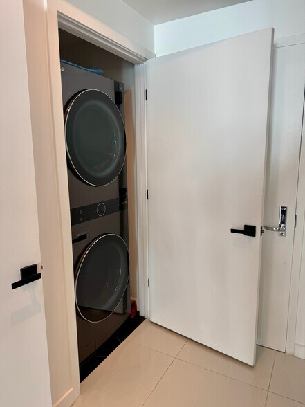 Building Photo - 111 SE 8th Ave