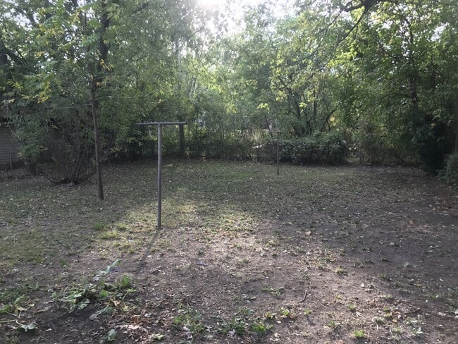 Building Photo - 2 BEDROOM HOME WITH APPLIANCES