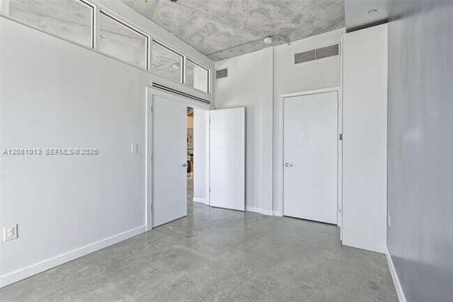 Building Photo - 10 SW South River Dr