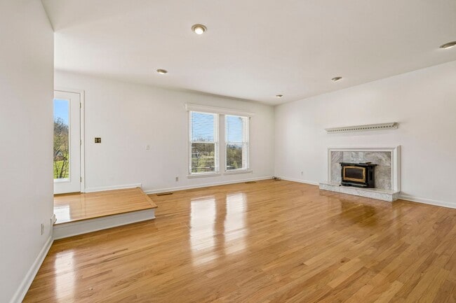 Building Photo - Experience the perfect blend of privacy and open space in this beautifully maintained 3-bedroom, ...