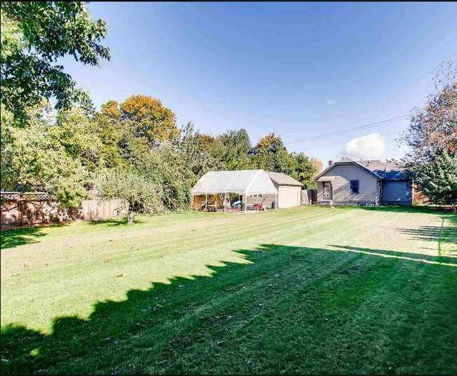 Building Photo - Cute Bungalow - Close to Downtown + Finished Basement!!